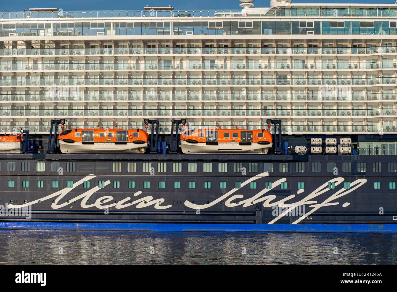 Bremerhaven, Deutschland, 15. September 2020: Das Kreuzfahrtschiff Mein Schiff 4 liegt am Kreuzfahrtterminal Eurogate vor Anker Stock Photo