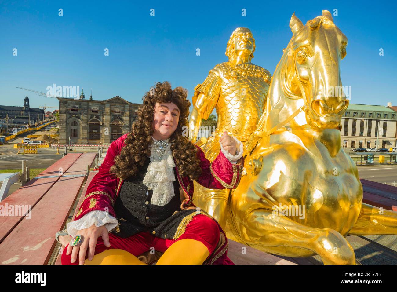 Gold sculpture two people hi-res stock photography and images - Alamy