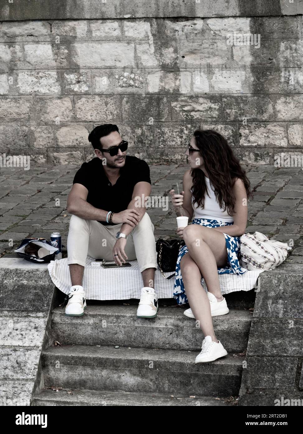 Couple Talking and Relaxing, banks of the River Seine, Square du Vert-Galant, Île de la Cité, Paris, France, Europe, EU. Stock Photo