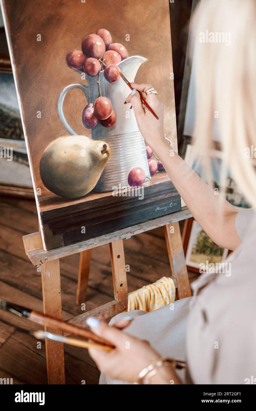 Young woman painting nature hi-res stock photography and images - Alamy