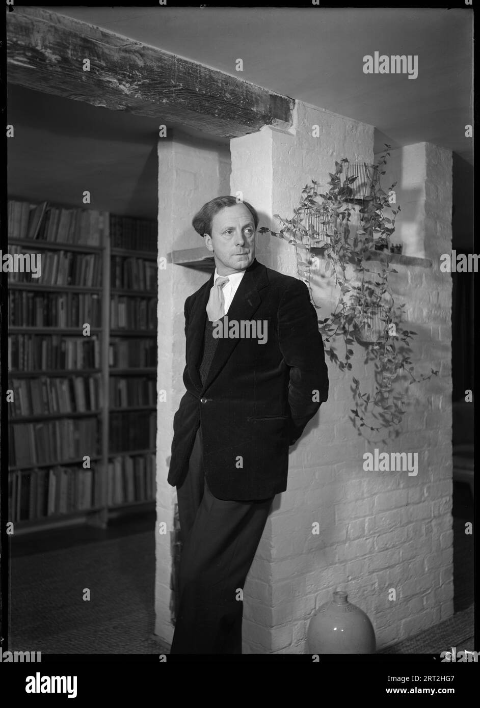 King's Mill, King's Mill Lane, Great Shelford, South Cambridgeshire, Cambridgeshire, home of the architect Leslie Martin, 1957-1960. Portrait of Leslie Martin at home, in the library of his converted mill. Sir Leslie Martin (1908-2000) was active as an architect from the 1930s and is best known for leading the design team for the Royal Festival Hall on London's South Bank. Stock Photo
