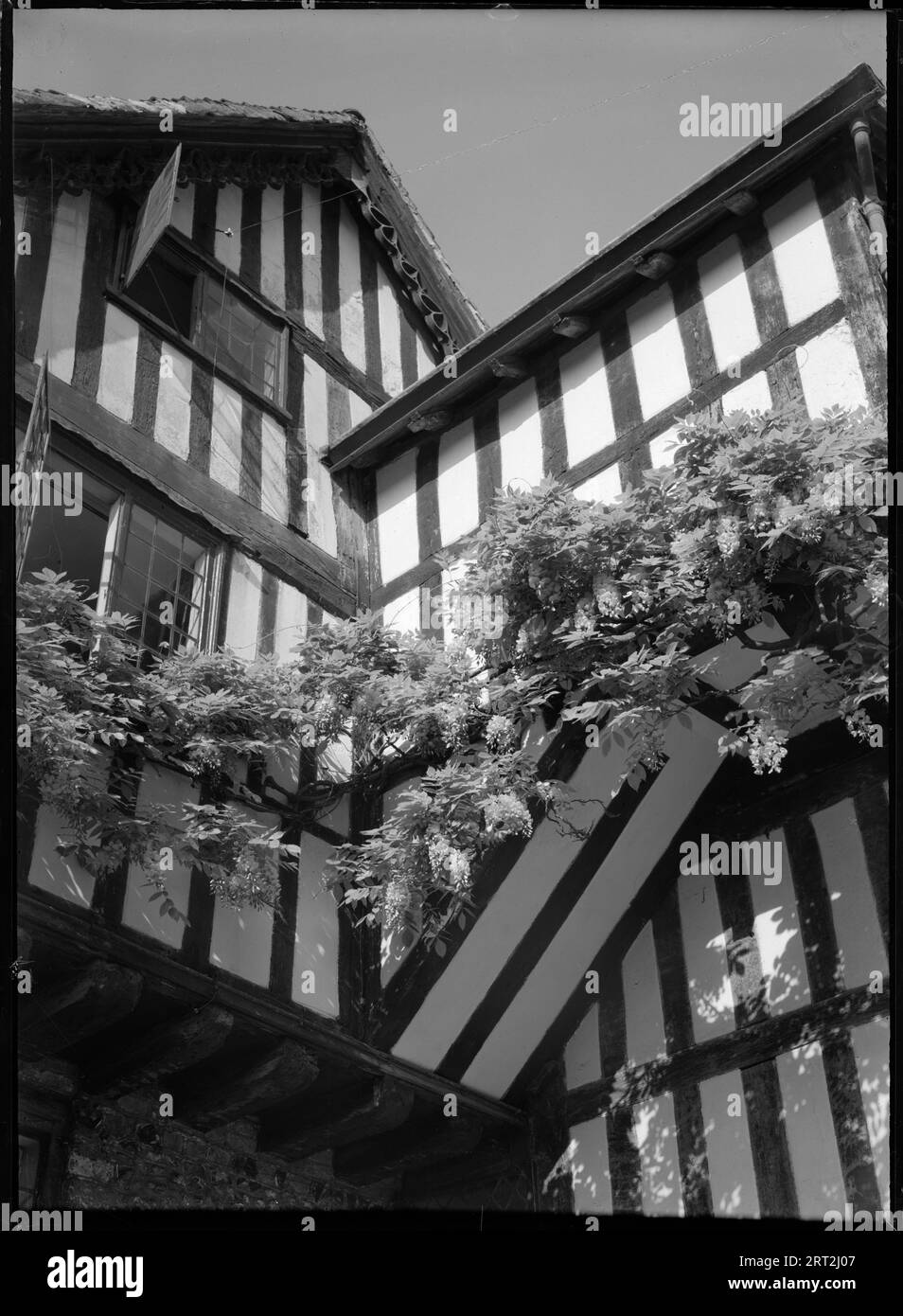 Cheyney Court, Dome Alley, The Close, Winchester, Hampshire, 1947. Looking up at a corner of the house, from the north-east. Stock Photo