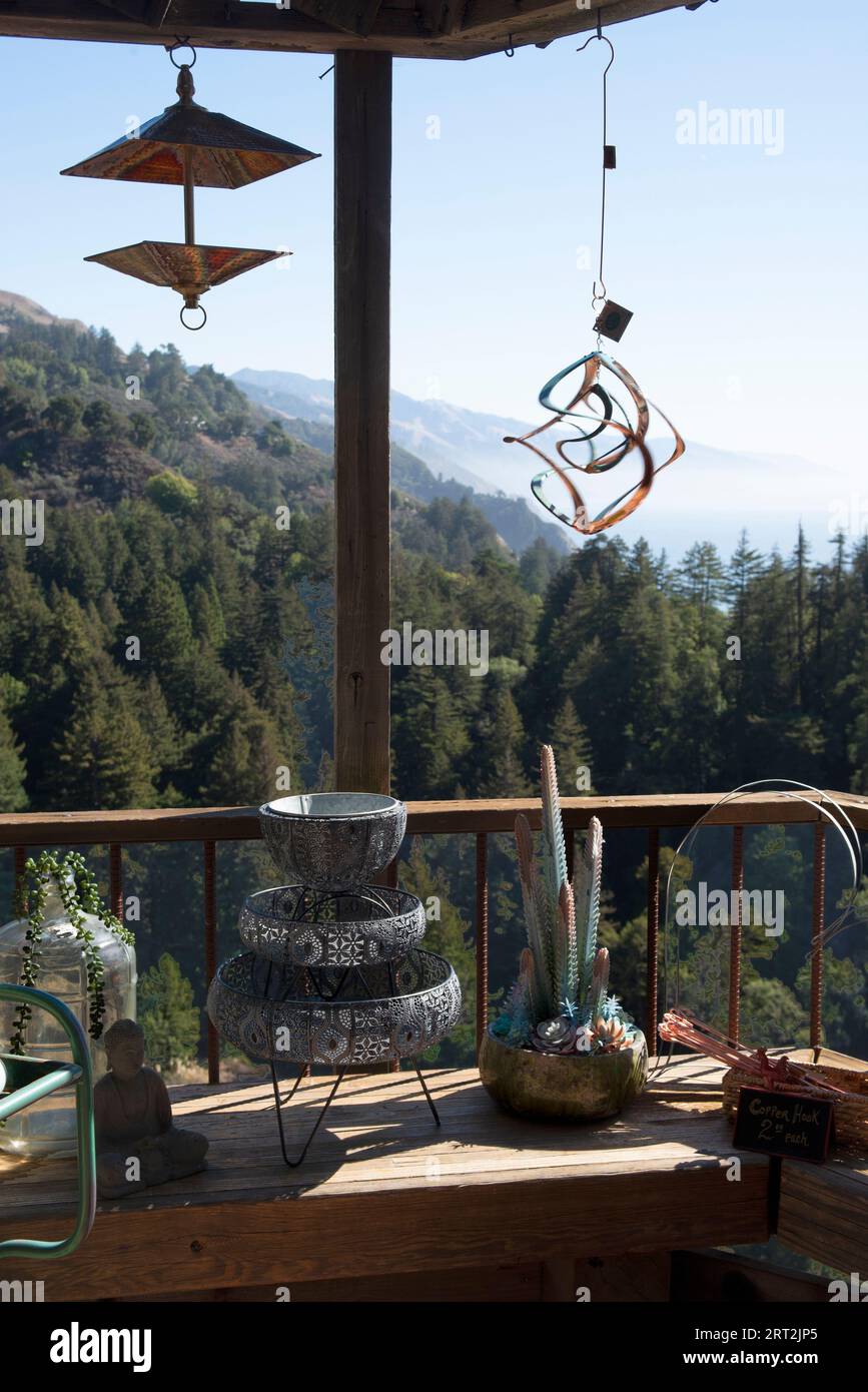 Big Sur, California, USA, 2022. Mobiles and local craft items with a view down the Pacific Coast behind, from the famous restaurant Nepenthe, Big Sur, California, USA. Stock Photo
