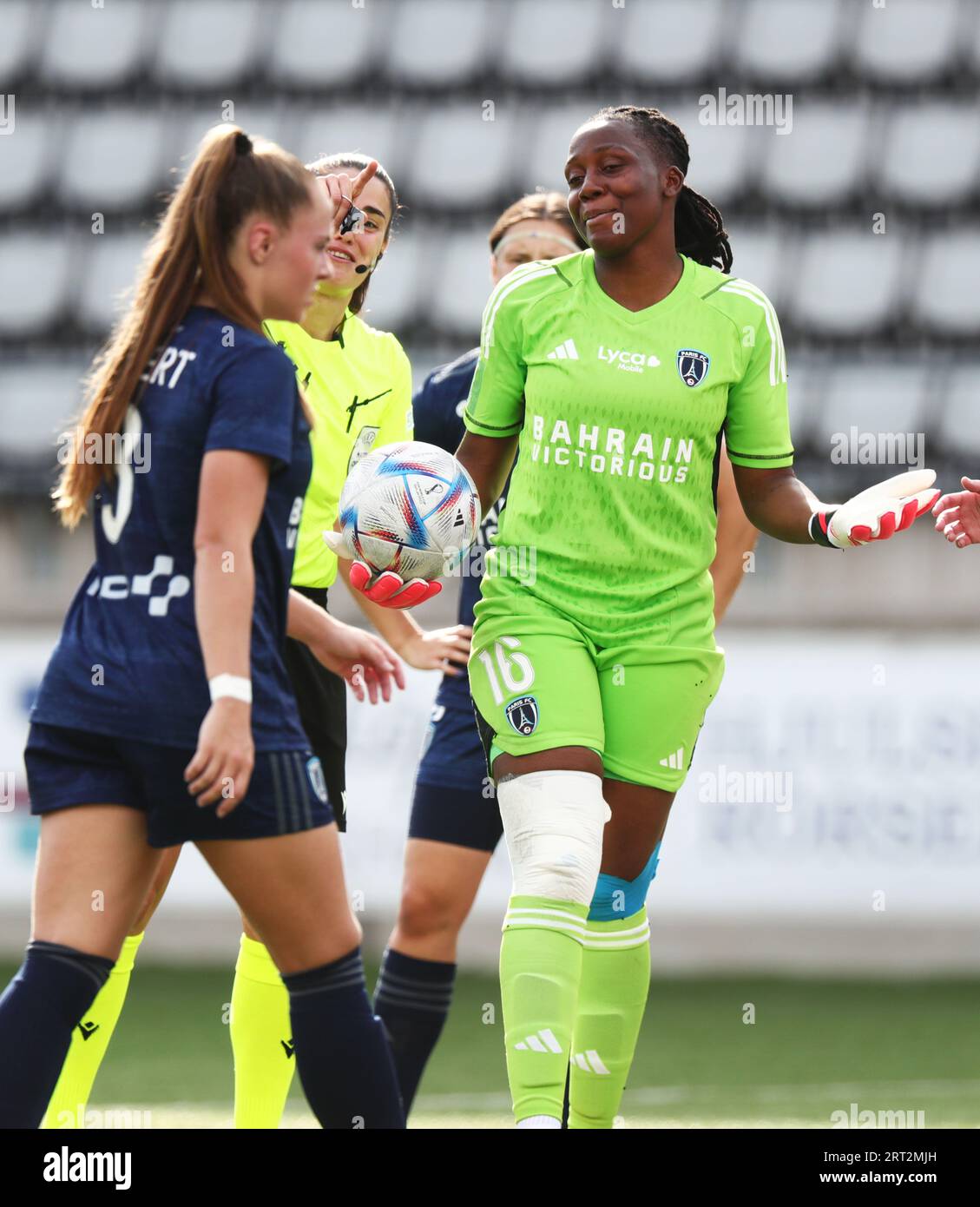 Paris FC no 3. Lou Valérie Bogaert and Paris FC goalkeeper no. 16