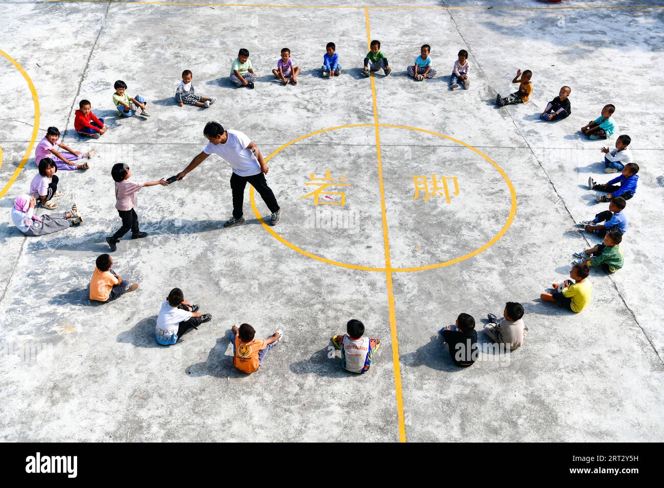 (230910) GUIDING, Sept. 10, 2023 (Xinhua) Lu Chengwen (C) and his