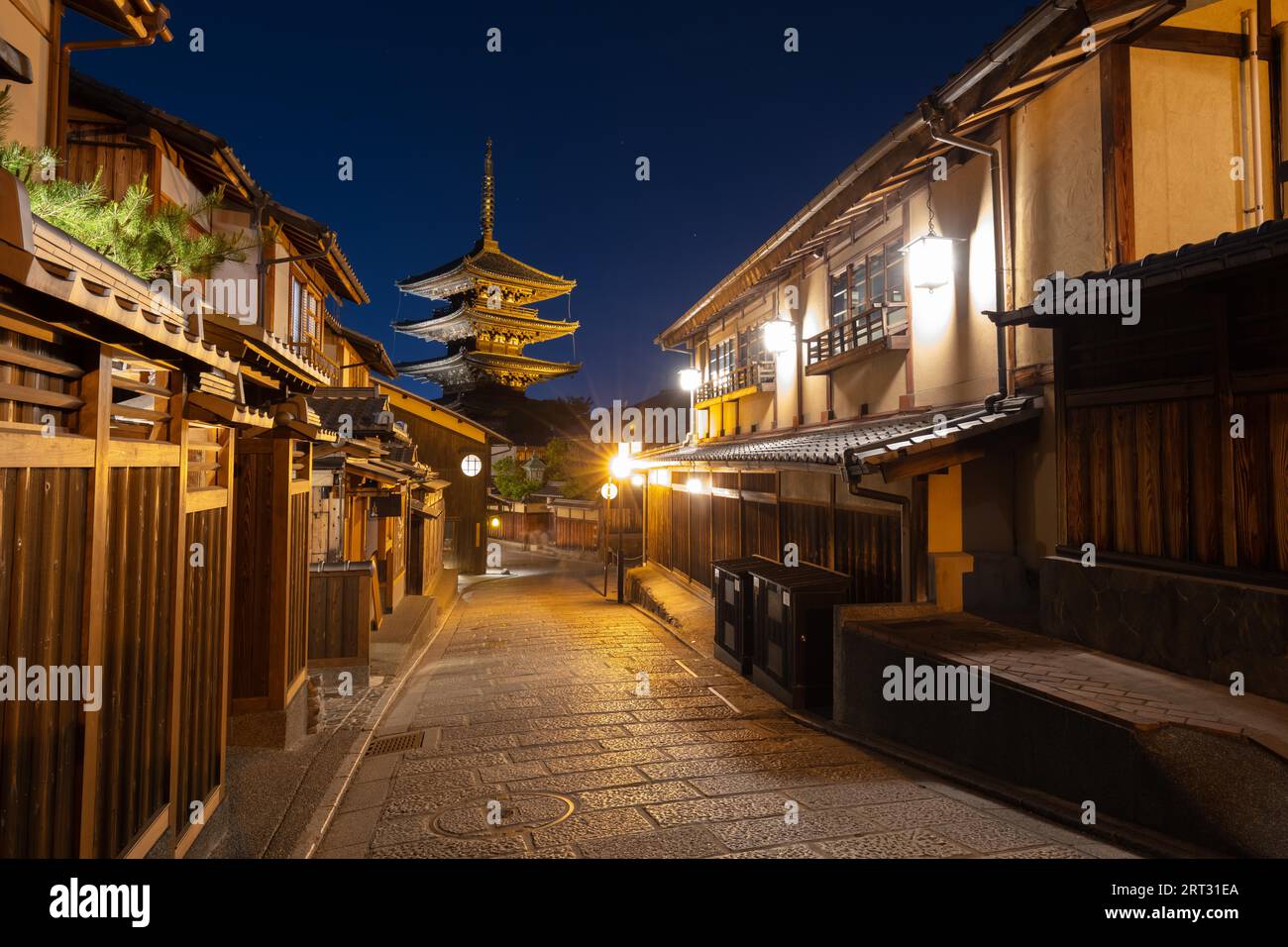 The famous view down Sannen Zaka Street in Higashiyama district in Kyoto, Japan Stock Photo