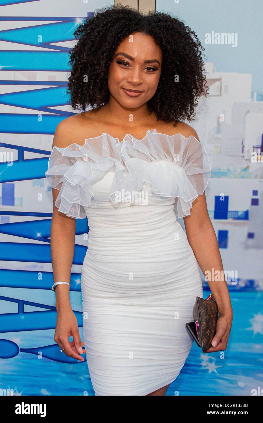 AMSTERDAM - Channah Hewitt on the blue carpet during the premiere of Mamma  Mia!, the updated version of the musical. ANP WESLEY DE WIT netherlands out  - belgium out Stock Photo - Alamy