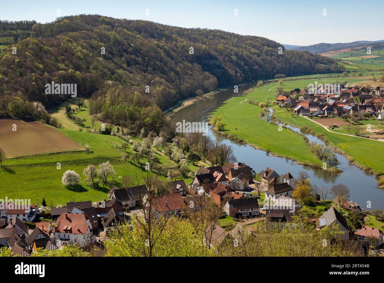 Elevated view of the picturesque villages of Rühle and Pegestorf alongside the Weser river, Rühler Schweiz, Weserbergland, Germany Stock Photo