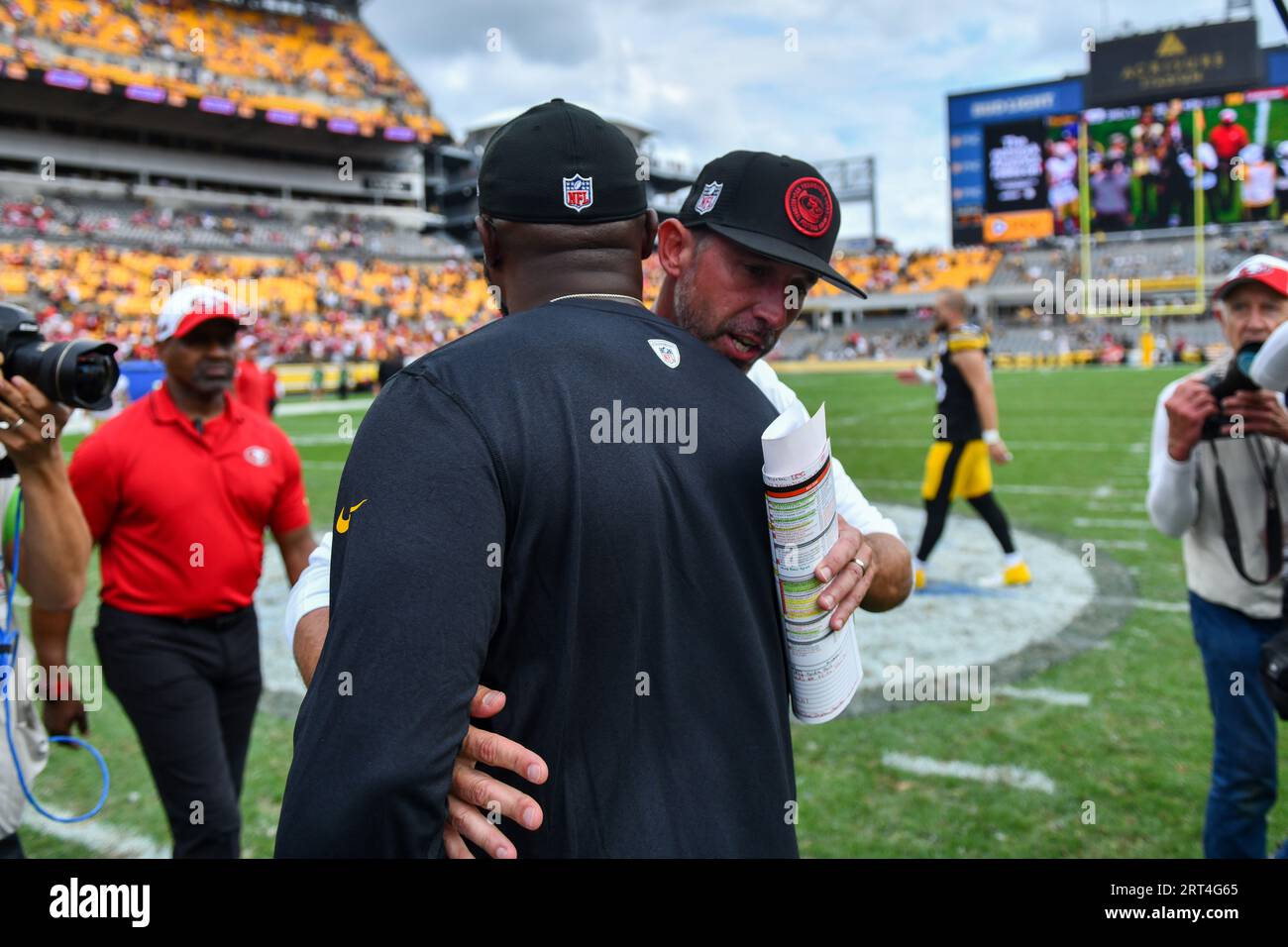 Pittsburgh, Pennsylvania, USA. 10th Sep, 2023. September 10th, 2023 San Francisco 49ers head coach Kyle Shanahan and Pittsburgh Steelers head coach Mike Tonlin shaking hands after Pittsburgh Steelers vs San Francisco 49ers in Pittsburgh, PA. Jake Mysliwczyk/AMG Media (Credit Image: © AMG/AMG via ZUMA Press Wire) EDITORIAL USAGE ONLY! Not for Commercial USAGE! Stock Photo