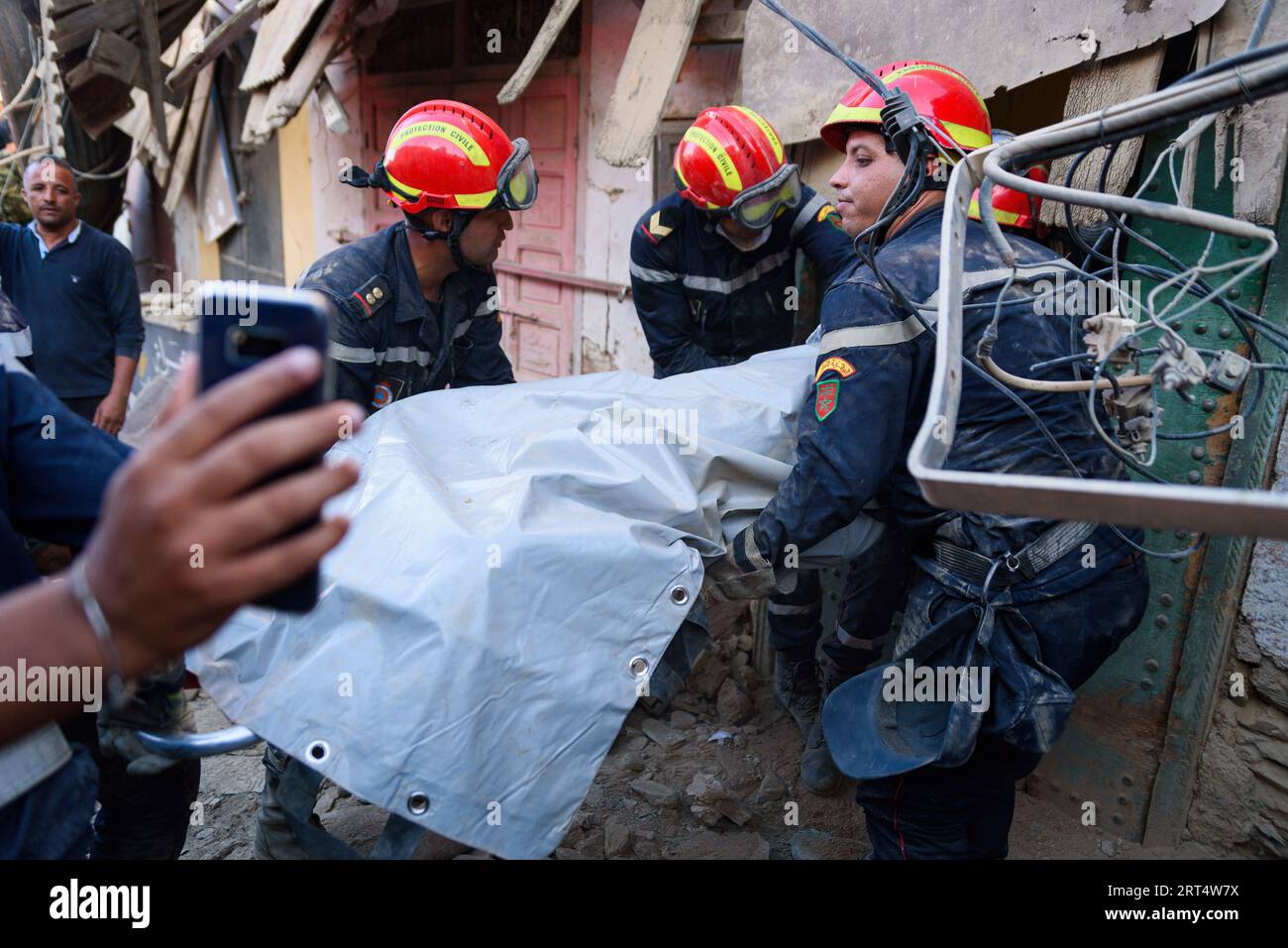Amizmiz, Morocco. 10th Sep, 2023. Firefighters extract a body from the rubbles in the aftermath of the earthquake. In a race against time, search and rescue teams are still trying to save those trapped under the rubbles after the 6.8 magnitude earthquake that hit 8th September 70 km south of Marrakesh and was one of the strongest and deadliest in Morocco's history, with a death toll of more than 2000 people and thousands of injured. Credit: SOPA Images Limited/Alamy Live News Stock Photo