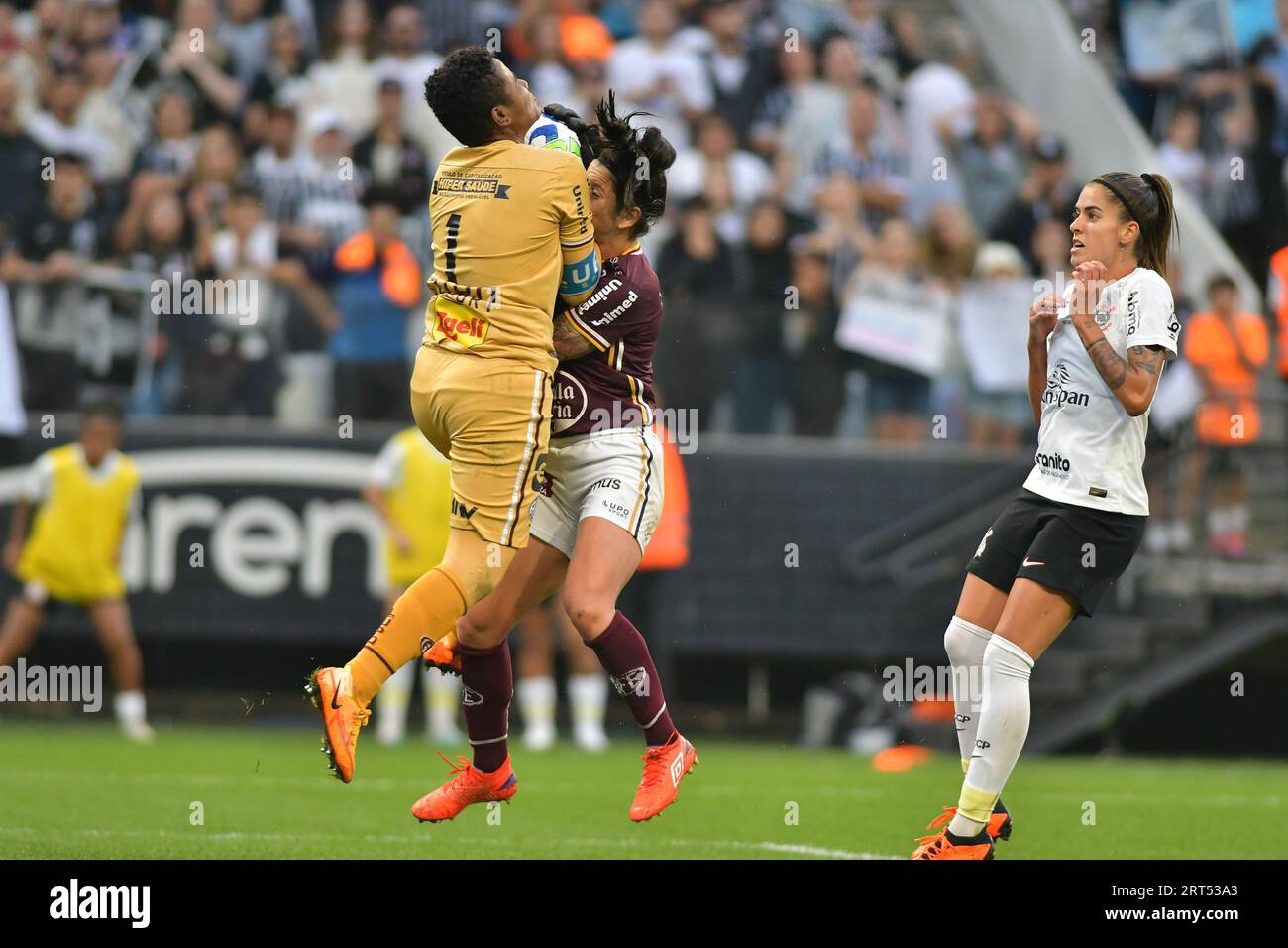 SAO PAULO, BRAZIL - SEPTEMBER 10: Luciana of Ferroviaria collides with defender during a match between Corinthians and Ferroviaria as part of final of Brazilian League Serie A at Neo Química Arena on September 10, 2023 in São Paulo, Brazil. (Photo by Leandro Bernardes/PxImages) Credit: Px Images/Alamy Live News Stock Photo