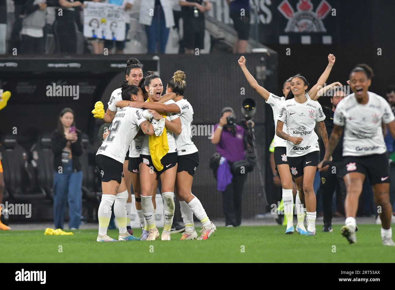SAO PAULO, BRAZIL - SEPTEMBER 10: Players of Corinthians celebrate the winning after a match between Corinthians and Ferroviaria as part of final of Brazilian League Serie A at Neo Química Arena on September 10, 2023 in São Paulo, Brazil. (Photo by Leandro Bernardes/PxImages) Credit: Px Images/Alamy Live News Stock Photo