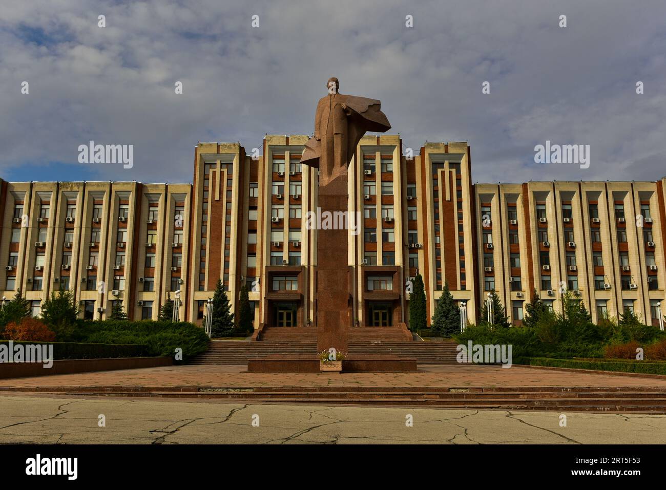 Lenin statue in front of the Building of the Government of Transnistria in Tiraspol, the capital of the de facto state. Tiraspol, Transnistria. Stock Photo