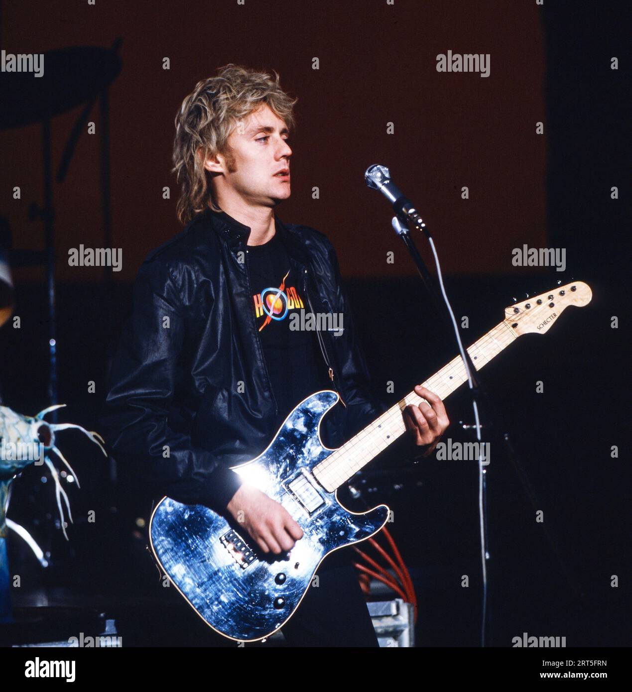 Roger Taylor, britischer Sänger und eigentlich Schlagzeuger der Gruppe 'Queen', hier an der Gitarre, Deutschland 1981. Stock Photo