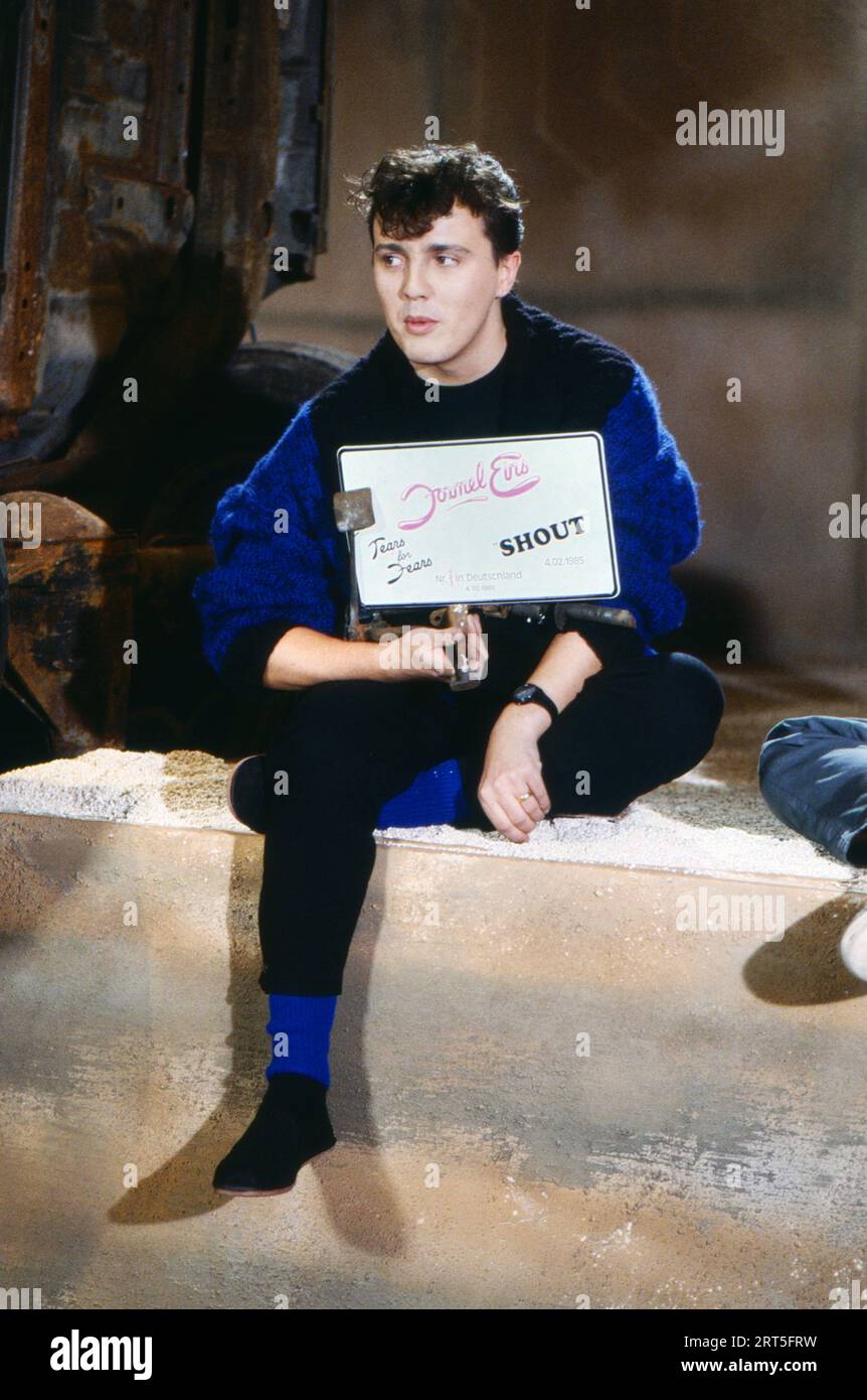 Sänger Curt Smith der britischen Synthiepop-Band 'Tears for Fears' in der Musikvideosendung 'Formal Eins' mit dem Schild für den Nummer-1-Hit 'Shout', Deutschland 1985. Stock Photo