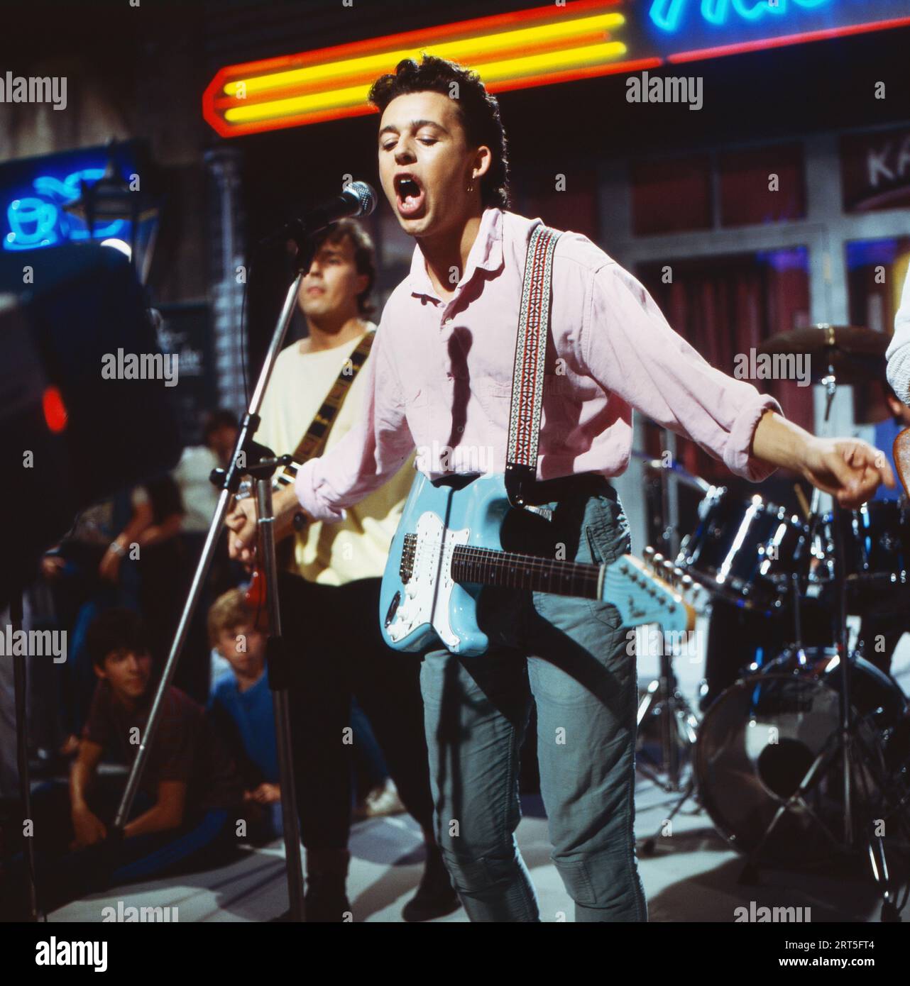 Sänger Curt Smith der britischen Synthiepop-Band 'Tears for Fears' singt einen Song aus deren Album 'The Hunting', Deutschland 1984. Stock Photo