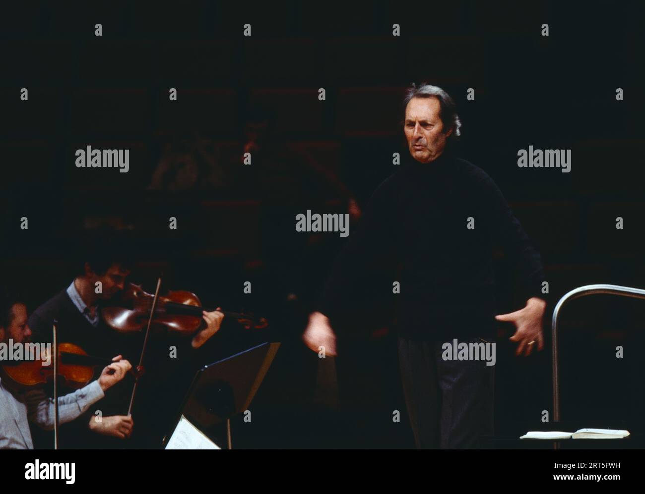 Carlo Maria Giulini, italienischer Dirigent, bei einer Orchesterprobe in Wien, 1989. Carlo Maria Giulini, Italian conductor, during a Orchestra rehearsal in Vienna, 1989. Stock Photo