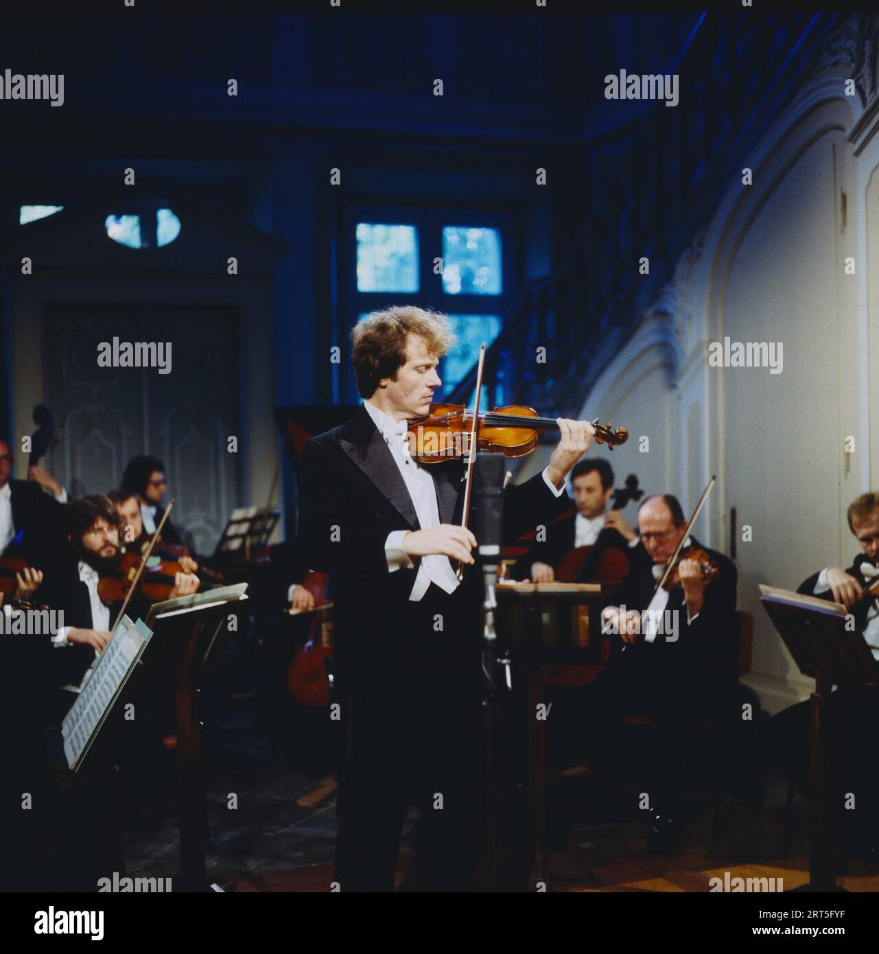 Ulf Hoelscher, deutscher Violinist, als Violinsolist beim Festkonzert Deutscher