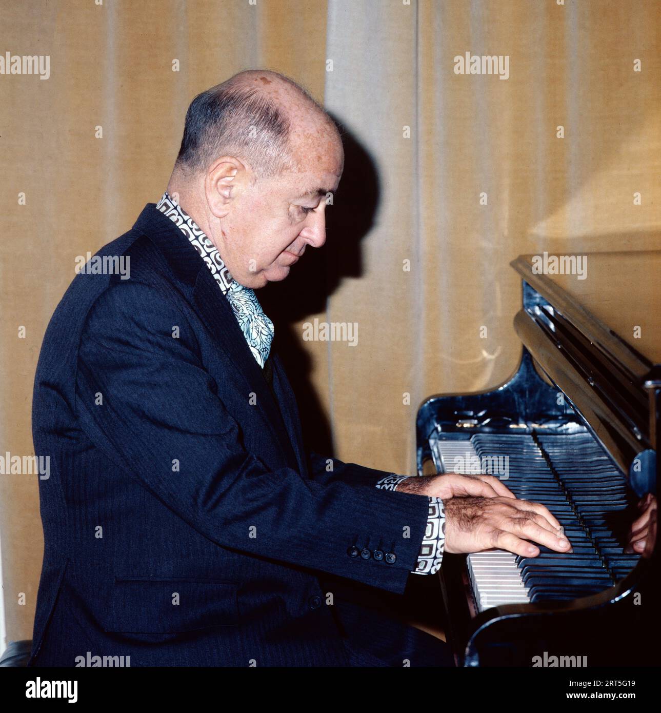 Shura Cherkassky, geboren in Russland, amerikanischer Pianist, Portrait am Klavier, circa 1977. Shura Cherkassky, born in Russia, American pianist, portrait on piano, circa 1977. Stock Photo