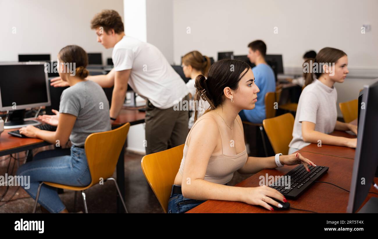 5 Girls Using Computer Teenager girl using PC during computer science lesson Stock Photo - Alamy
