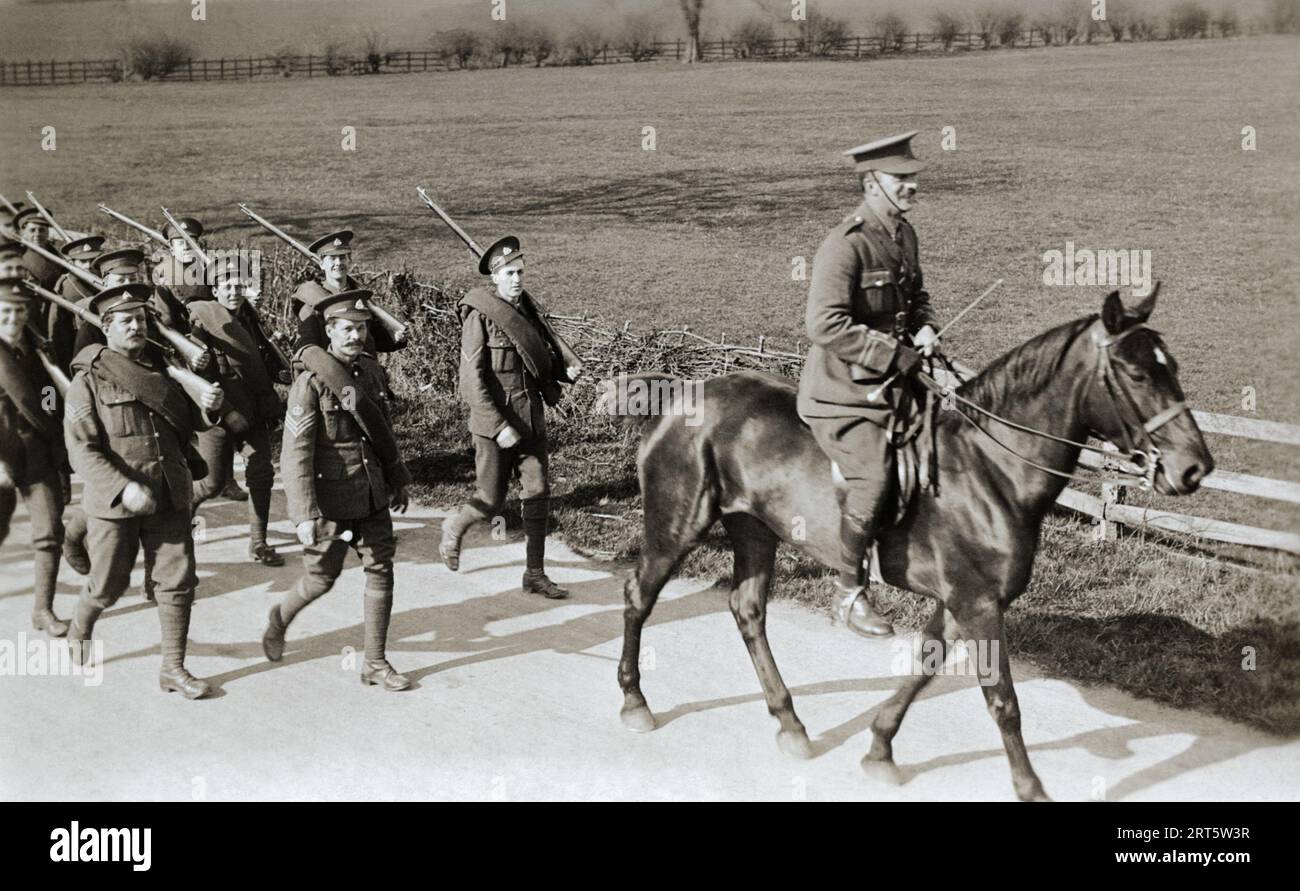 Soldiers of the 2/5th Battalion Suffolk Regiment marching near Wansford in early 1915. Stock Photo