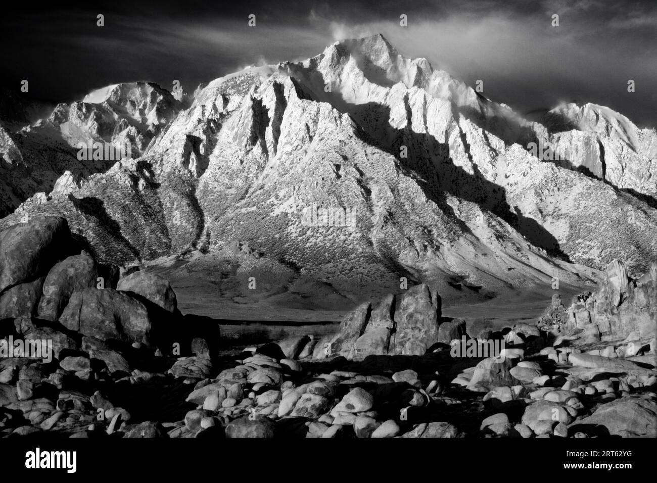 アルナ大　イメージ画像 Alabama hills california black and white hi-res stock