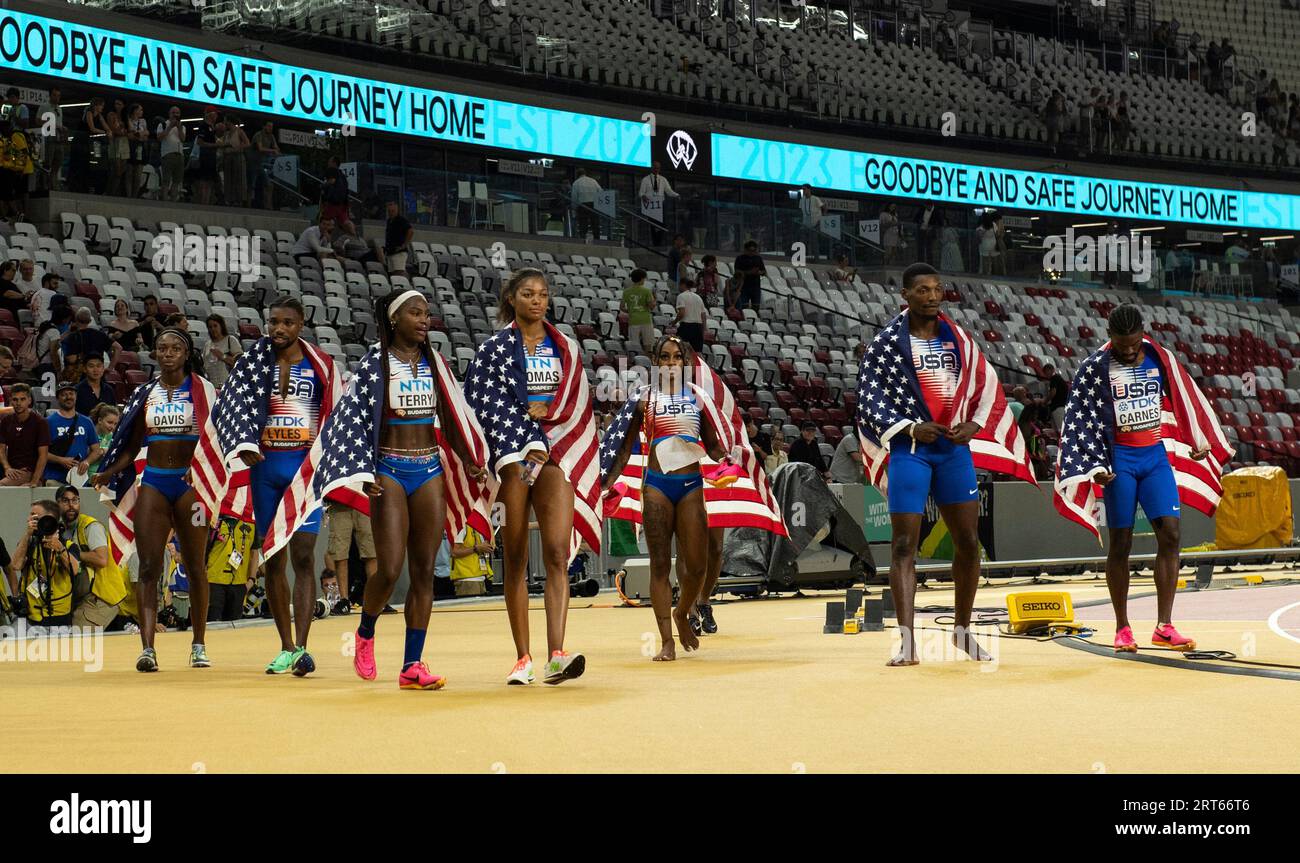 Men Women Of Team Usa Celebrate After Competing In The 4x100m Relay