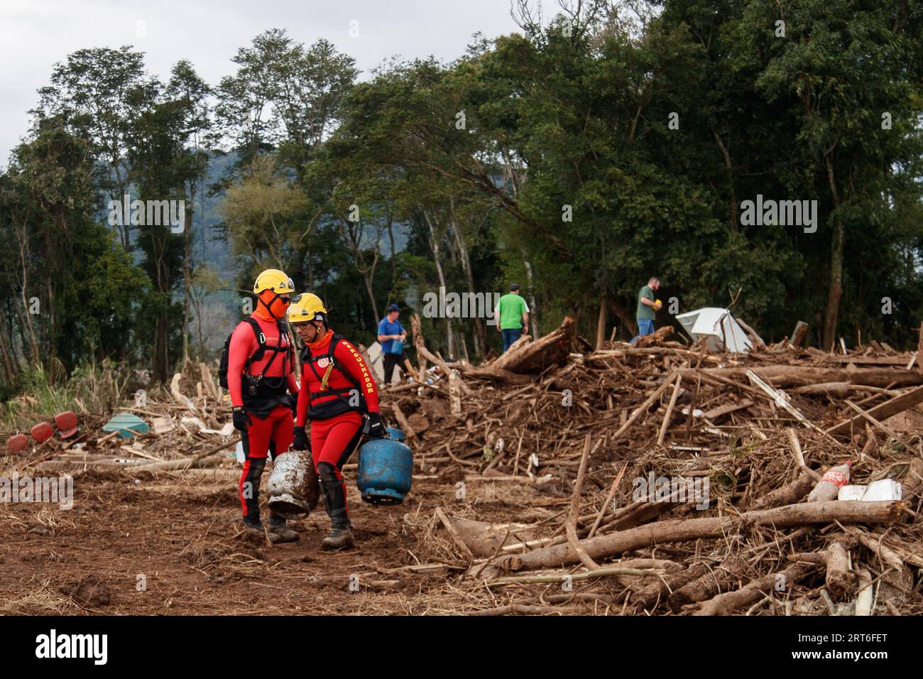 Rio Grande Do Sul, Brazil. 10th Sep, 2023. Rescuers remove gas cylinders from the debris at the city of Colinas, Rio Grande do Sul, Brazil, on Sept. 10, 2023. A total of 44 people were killed and 46 others missing after an extratropical cyclone hit southern Brazil last week, said the Civil Defense agency on Sunday. Credit: Claudia Martini/Xinhua/Alamy Live News Stock Photo
