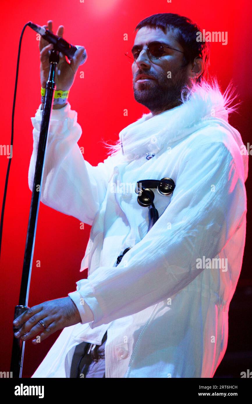 Oasis performing at Glastonbury Festival in 2004 Stock Photo - Alamy