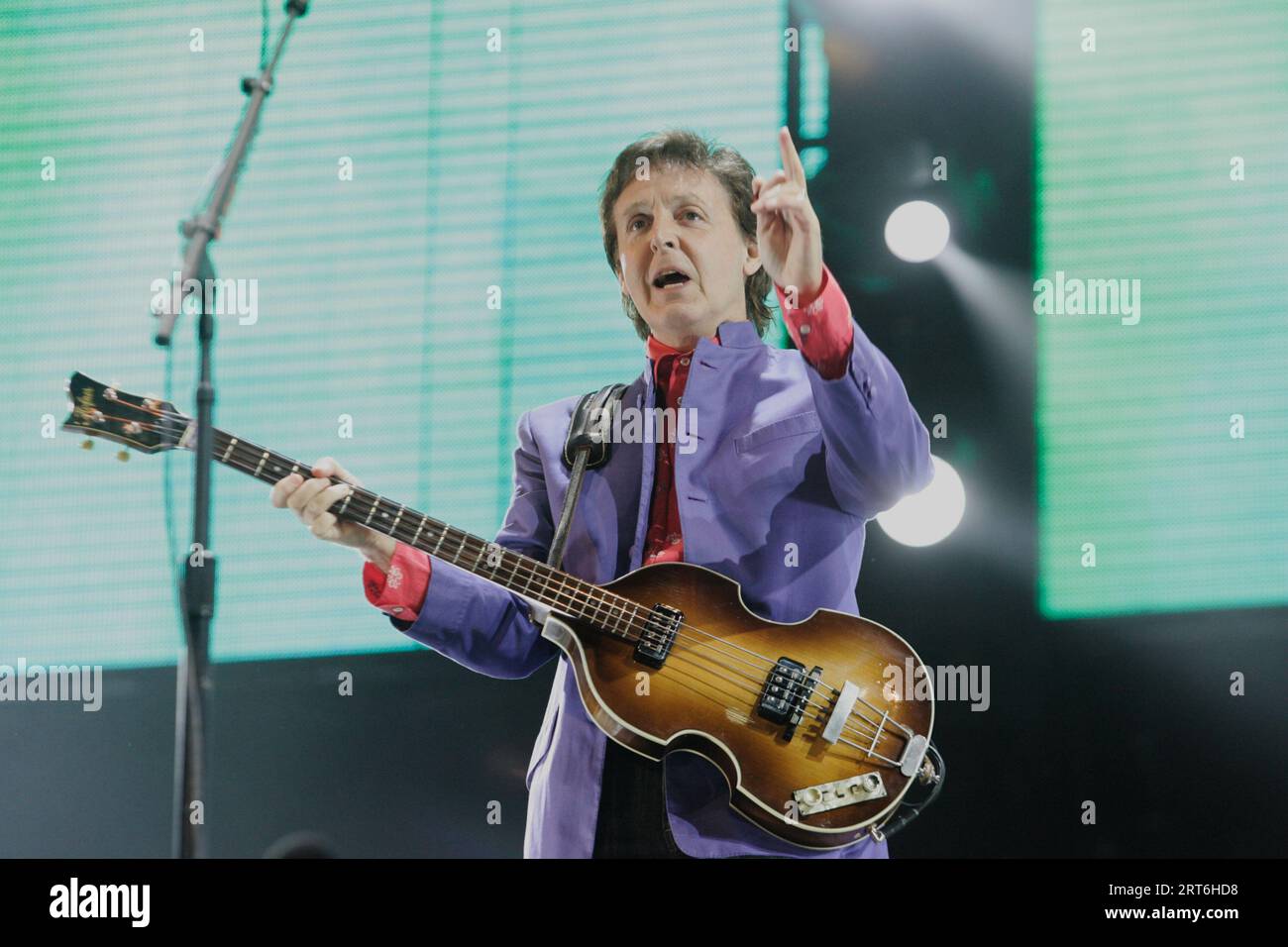 Paul McCartney performing at Glastonbury Festival in 2004 Stock Photo