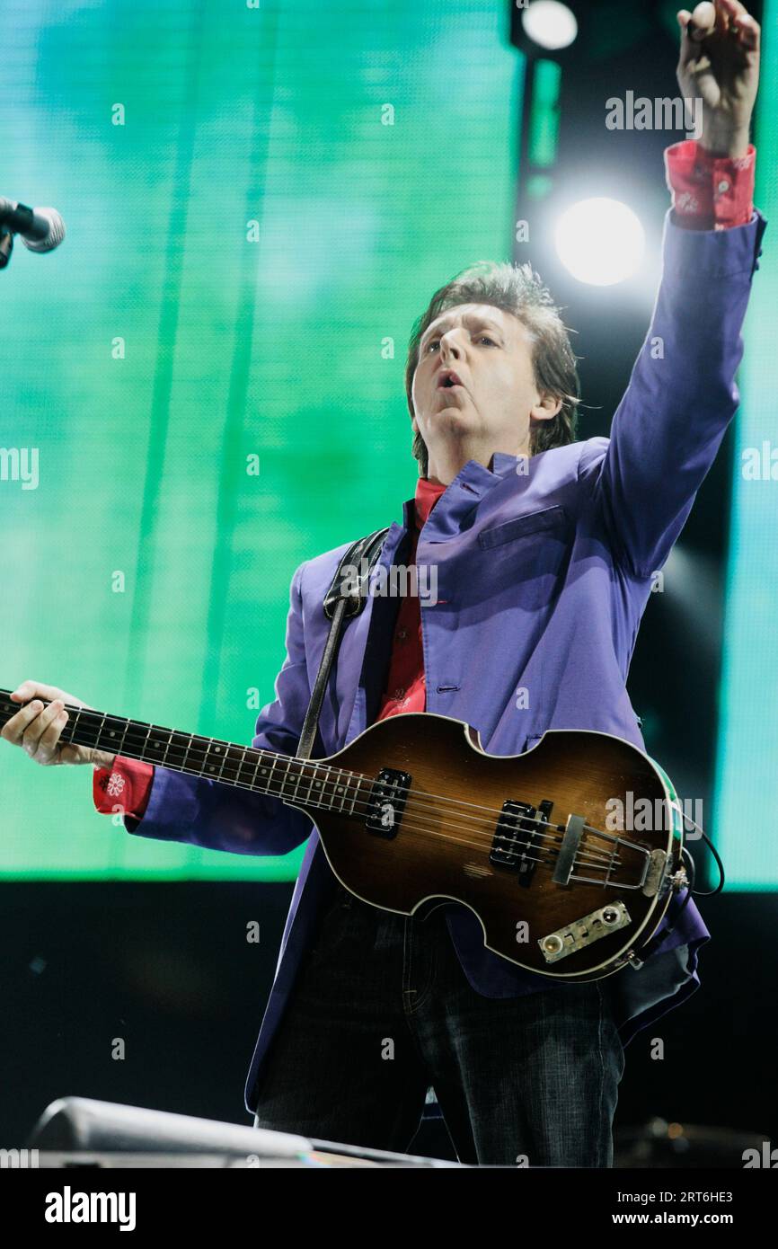 Paul McCartney performing at Glastonbury Festival in 2004 Stock Photo