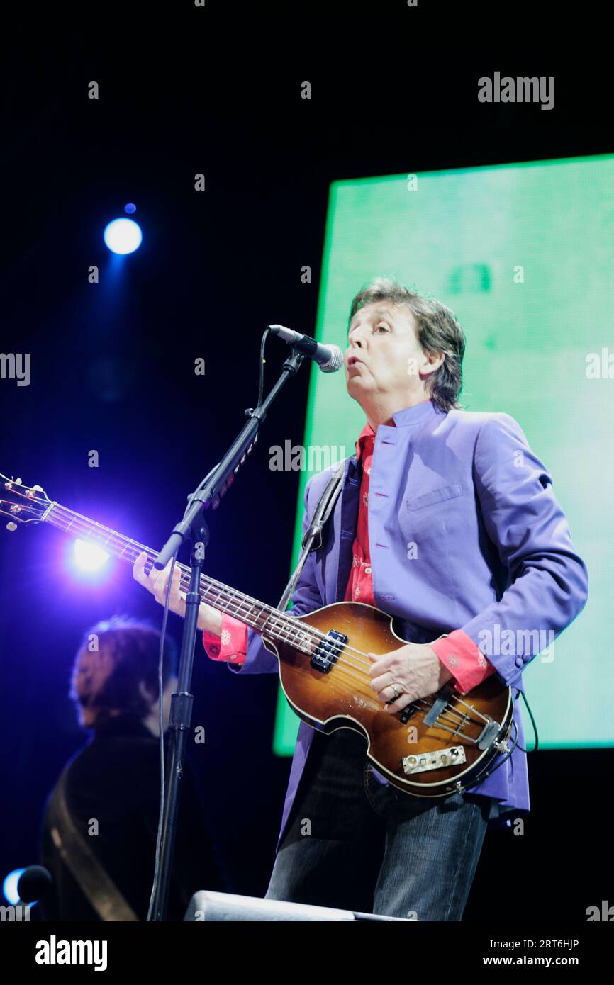 Paul McCartney performing at Glastonbury Festival in 2004 Stock Photo