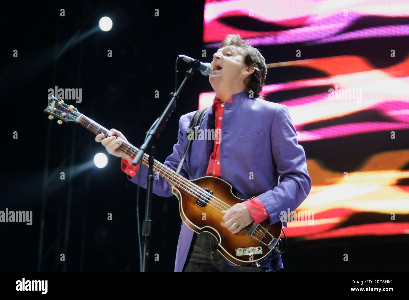 Paul McCartney performing at Glastonbury Festival in 2004 Stock Photo