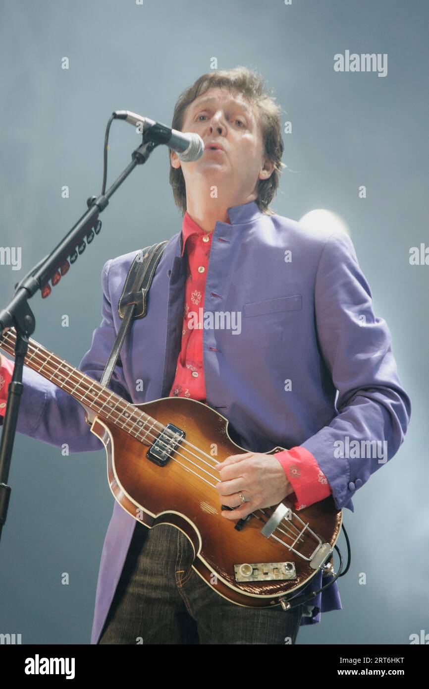 Paul McCartney performing at Glastonbury Festival in 2004 Stock Photo