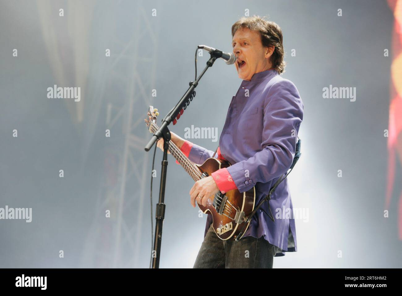 Paul McCartney performing at Glastonbury Festival in 2004 Stock Photo