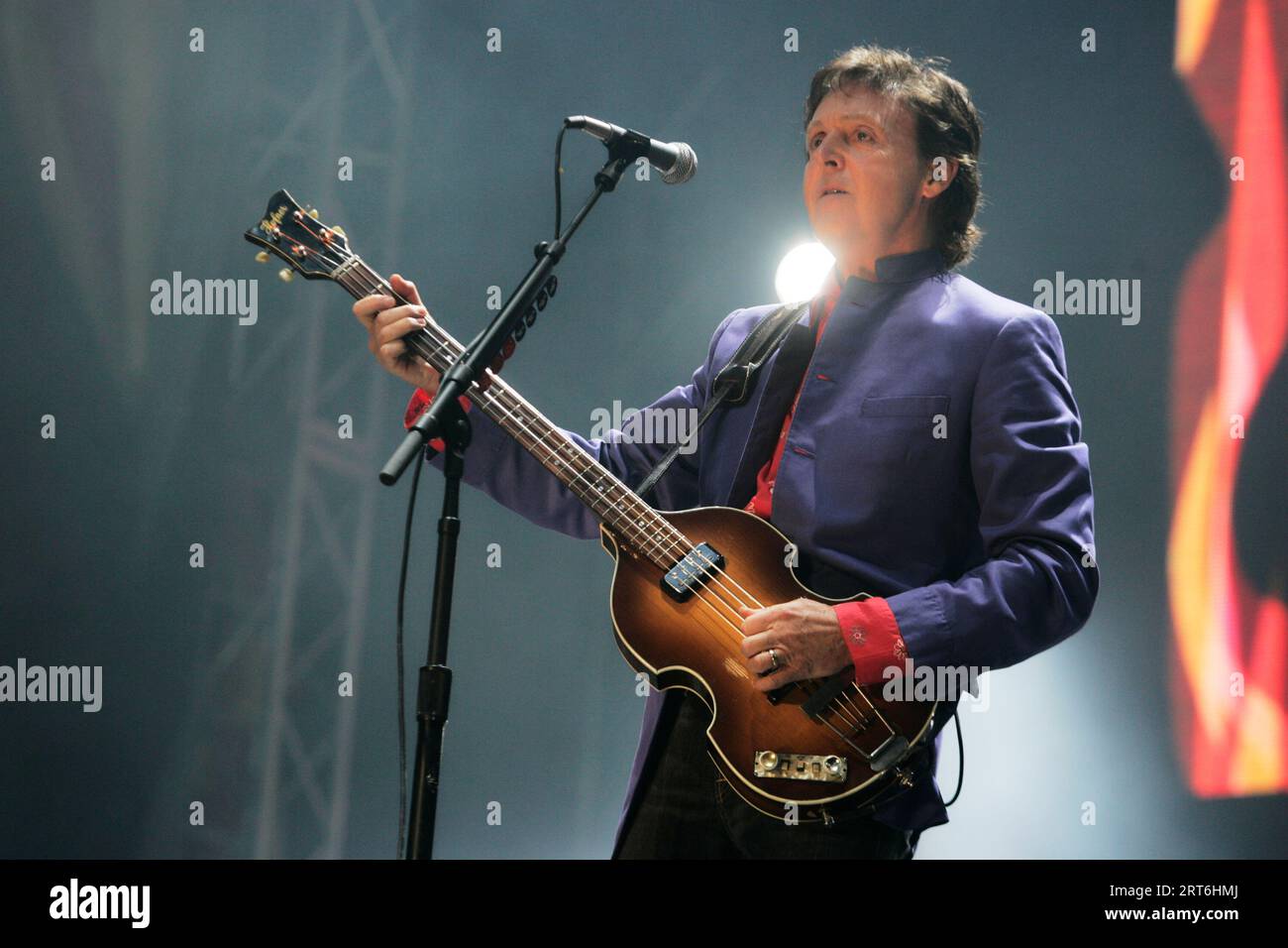 Paul McCartney performing at Glastonbury Festival in 2004 Stock Photo