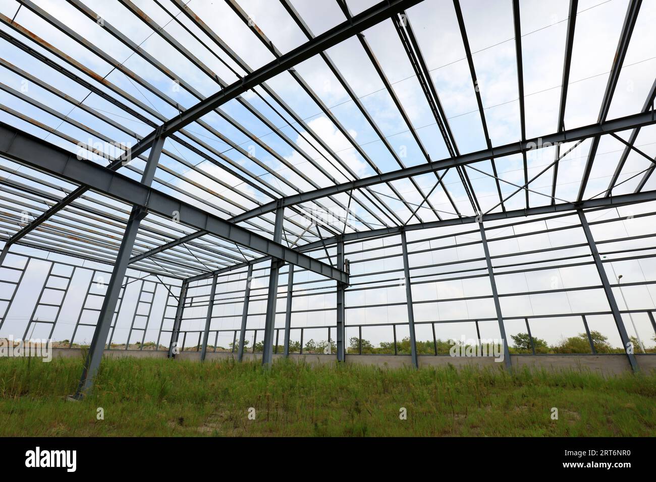 Steel frame of industrial factory building Stock Photo - Alamy