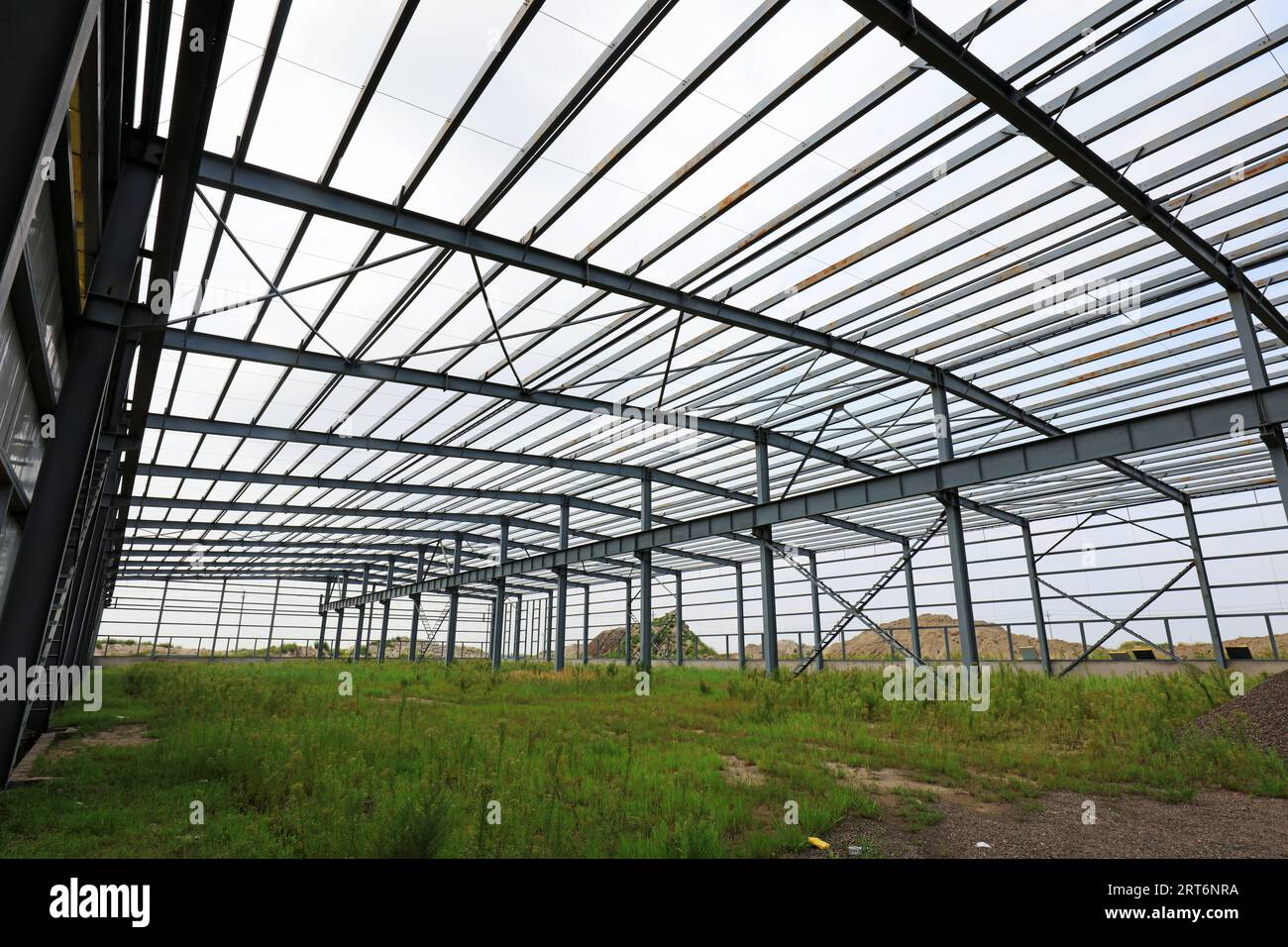 Steel frame of industrial factory building Stock Photo - Alamy