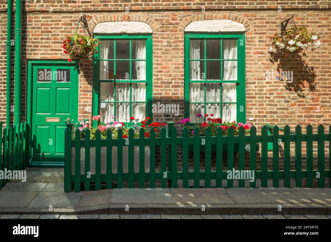 Cottage garden wooden fence hi-res stock photography and images - Alamy