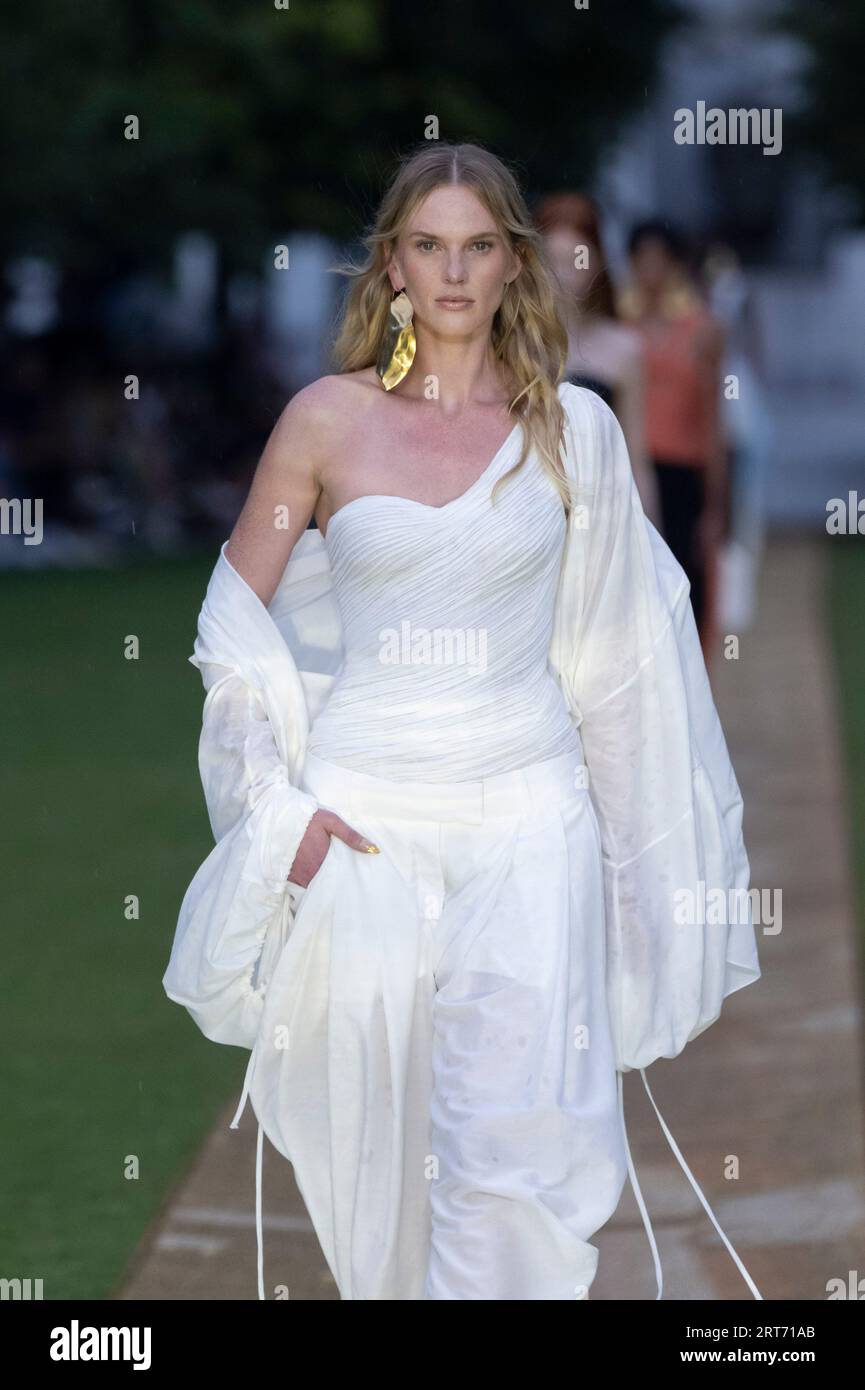 Porno yashil sviter kiygan qiz