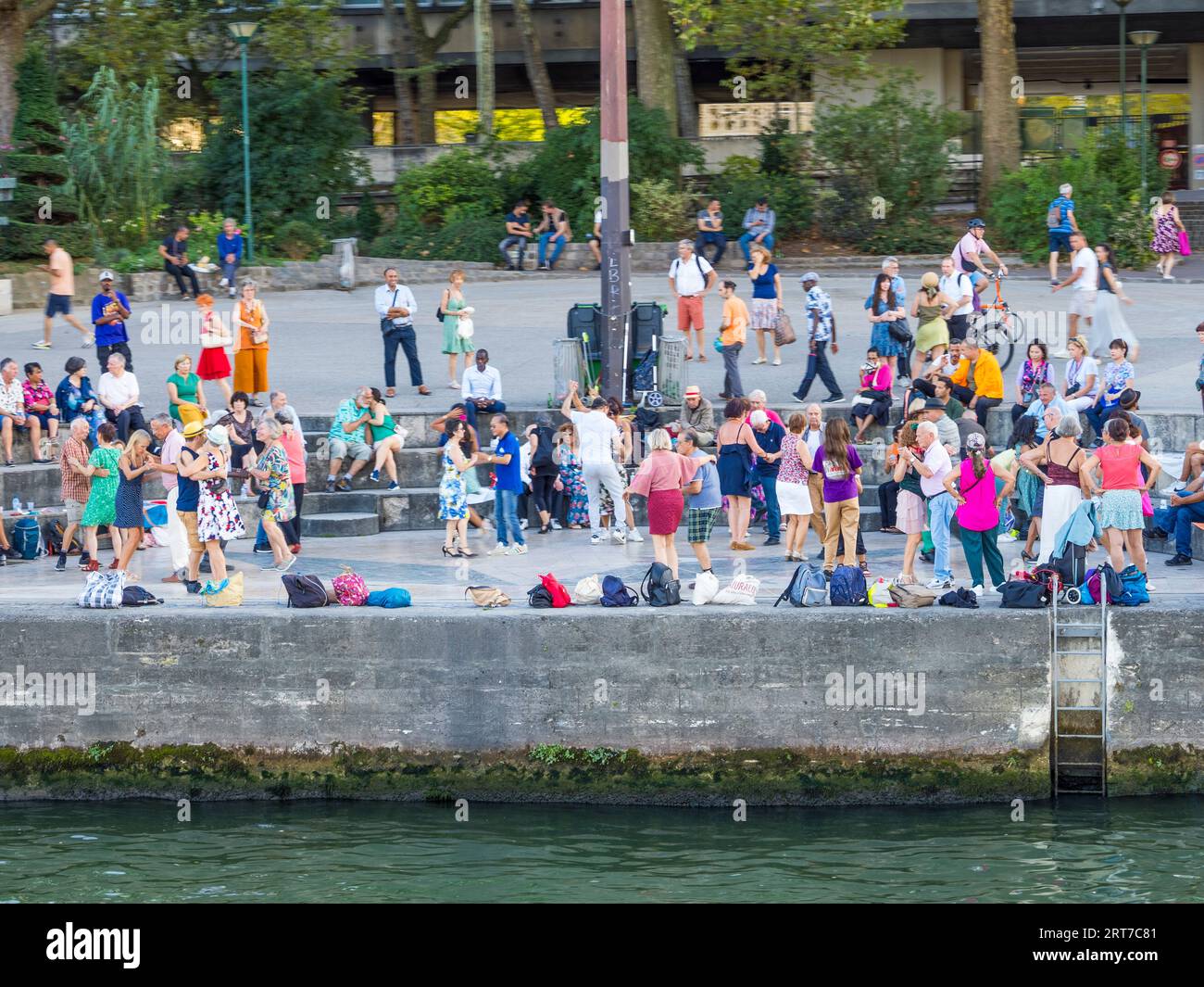 Esplanade du Quai Saint Bernard, Riverside Area, for Different Dancing