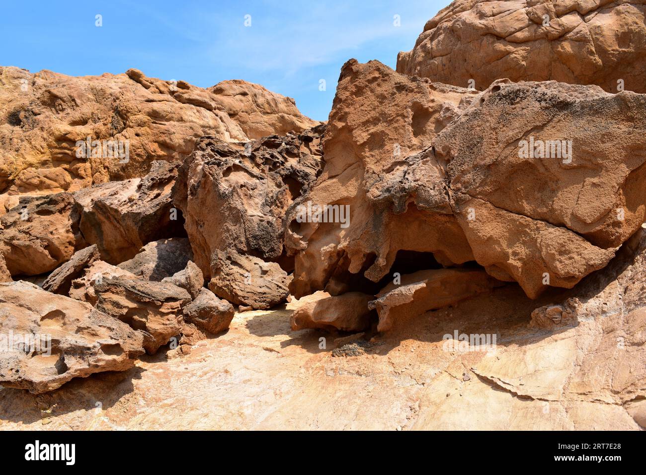 Calcarenite and sandstone rocks (reddish) on quartz-keratophyre (light ...
