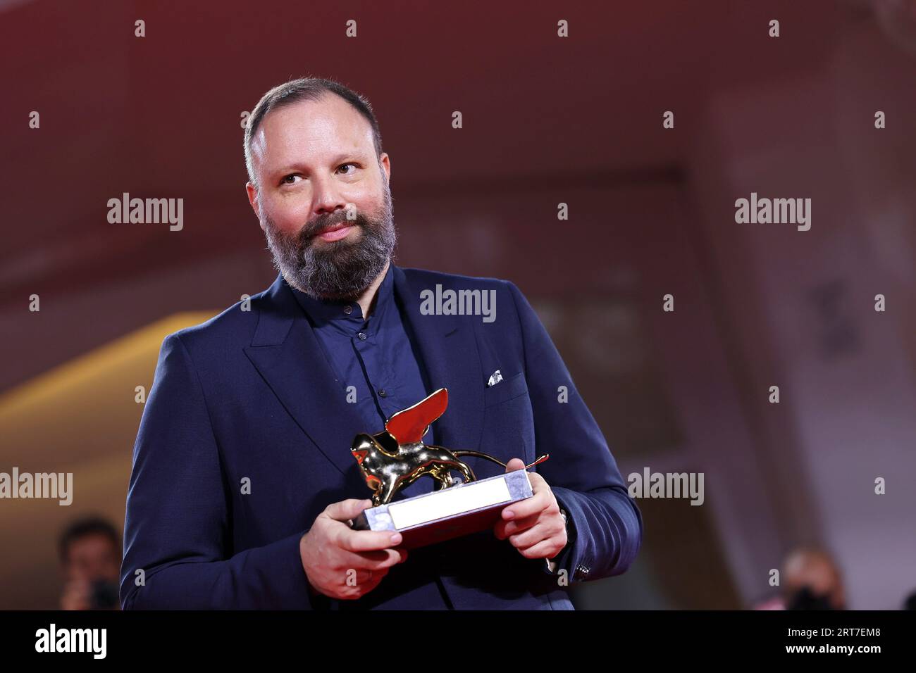 VENICE, ITALY - Sep 09:Yorgos Lanthimos poses with the Golden Lion for Best Film for 'Poor Things' at the winner's photocall at the 80th Venice International Film Festival on September 09, 2023 in Venice, Italy. (Photo by Mark Cape/Insidefoto) Stock Photo