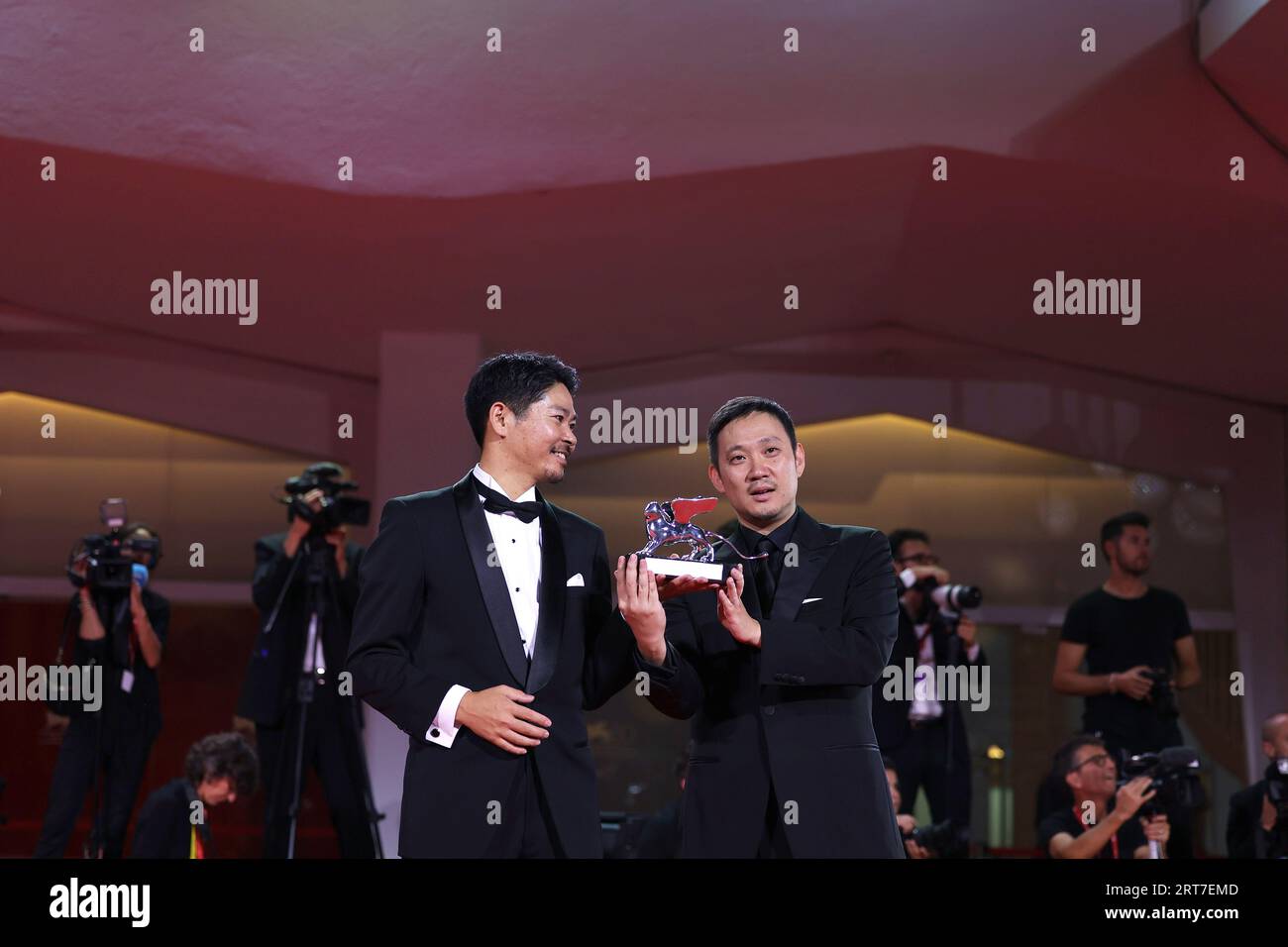 VENICE, ITALY - Sep 09: Hitoshi Omika and Ryûsuke Hamaguchi pose with the Silver Lion Grand Jury Prize Award for 'Evil Does Not Exist' at the winner's photocall at the 80th Venice International Film Festival on September 09, 2023 in Venice, Italy.(Photo by Mark Cape/Insidefoto) Stock Photo