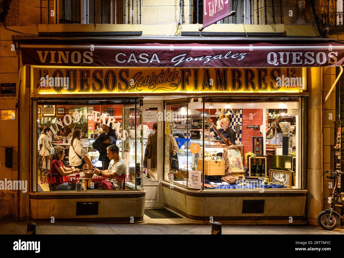 Casa Gonzales, a popular tapas bar and delicatessen selling a large variety of wines and cheeses.   in the Calle del Leon,  Barrio de las Letras, cent Stock Photo