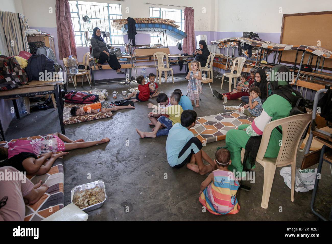 Sidon, Lebanon. 11th Sep, 2023. Palestinian refugees who fled their Ain al-Hilweh camp take shelter in a classroom inside a United Nations Relief and Works Agency (UNRWA) school in the Lebanese southern port city of Sidon. Thousands of Palestinian refugees fled their Ain al-Hilweh camp as death toll rose to 11 in the renewed clashes among Palestinian factions at Lebanon's largest Palestinian refugee camp. Credit: Marwan Naamani/dpa/Alamy Live News Stock Photo