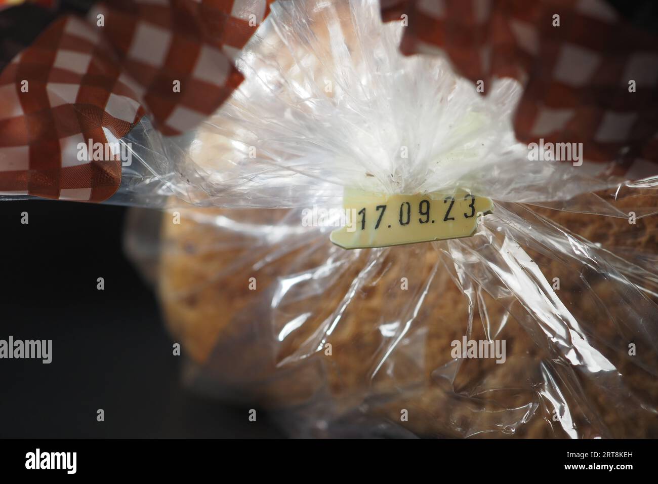 expiry date on a bread packet Stock Photo Alamy