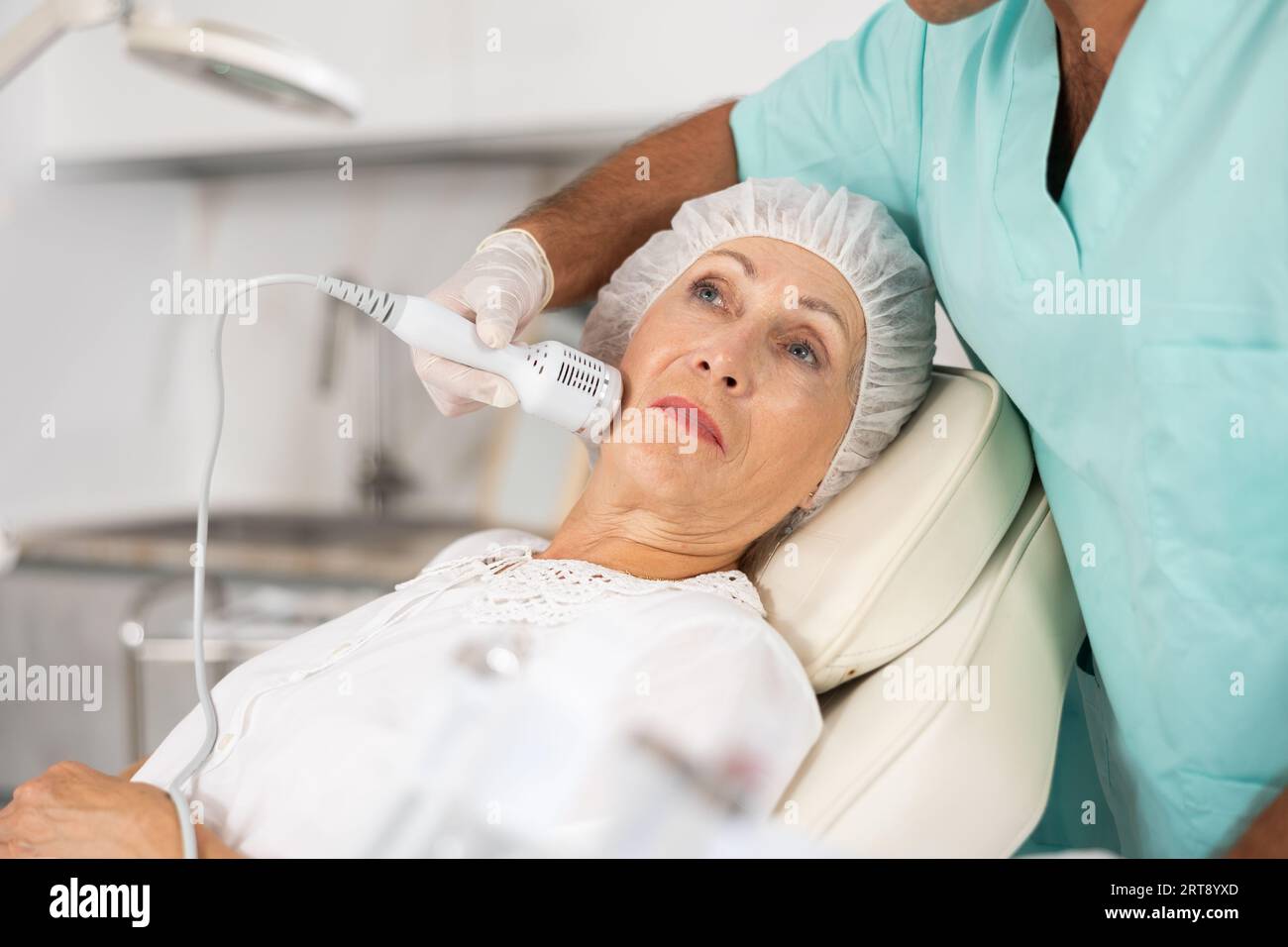 doctor uses cold hammer whitening Stock Photo Alamy