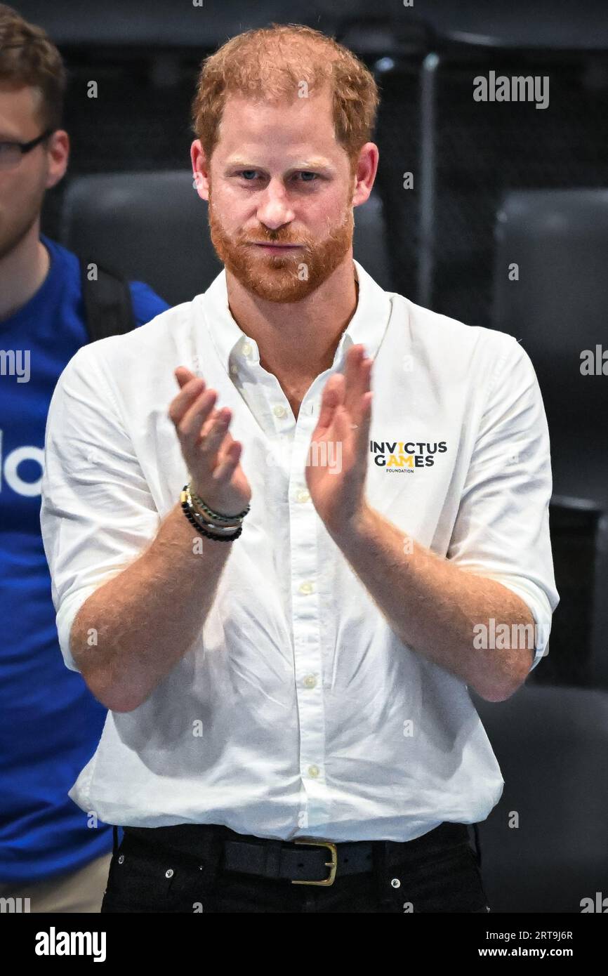 Children mingling hires stock photography and images Alamy