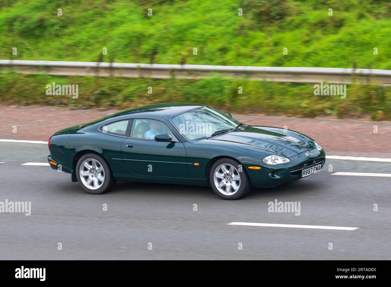 1998 90s nineties Jaguar Xk8 V8 Auto Green Coupe Petrol 3996 travelling